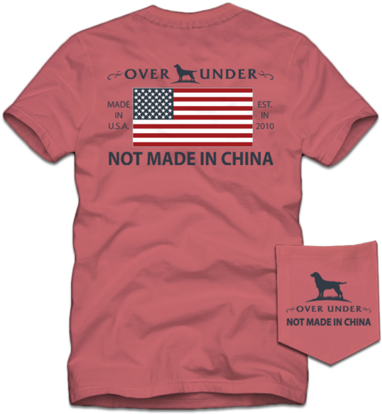 美國愛國T恤「非中國製」 壁紙 — 粉紅色T恤，上面有美國國旗和'Not Made in China'標語，展示在黑色背景上。