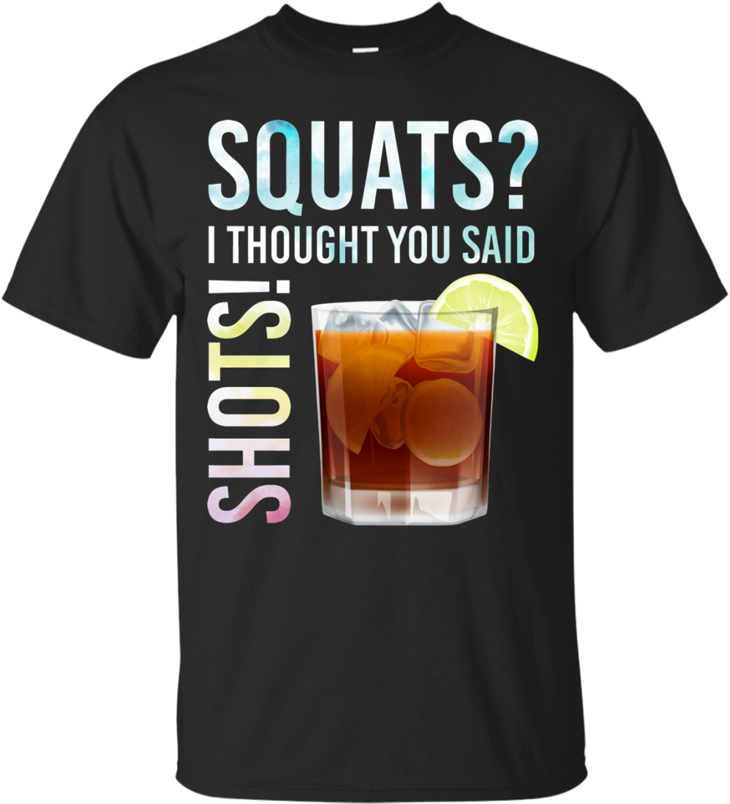 幽默健身飲料T恤 壁紙 — 黑色T恤，印有玩味文字「SQUATS? I THOUGHT YOU SAID SHOTS!」及帶有青檸的雞尾酒圖案。