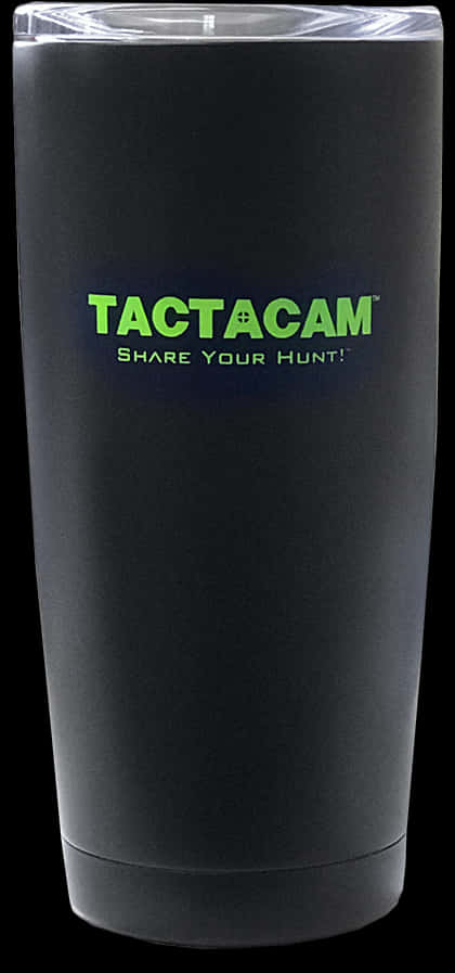 Tactacam品牌黑色保溫杯 壁紙 — 一個啞光黑色隔熱杯，帶有鮮綠色 'TACTACAM SHARE YOUR HUNT!' 品牌標誌，置於純黑背景上。