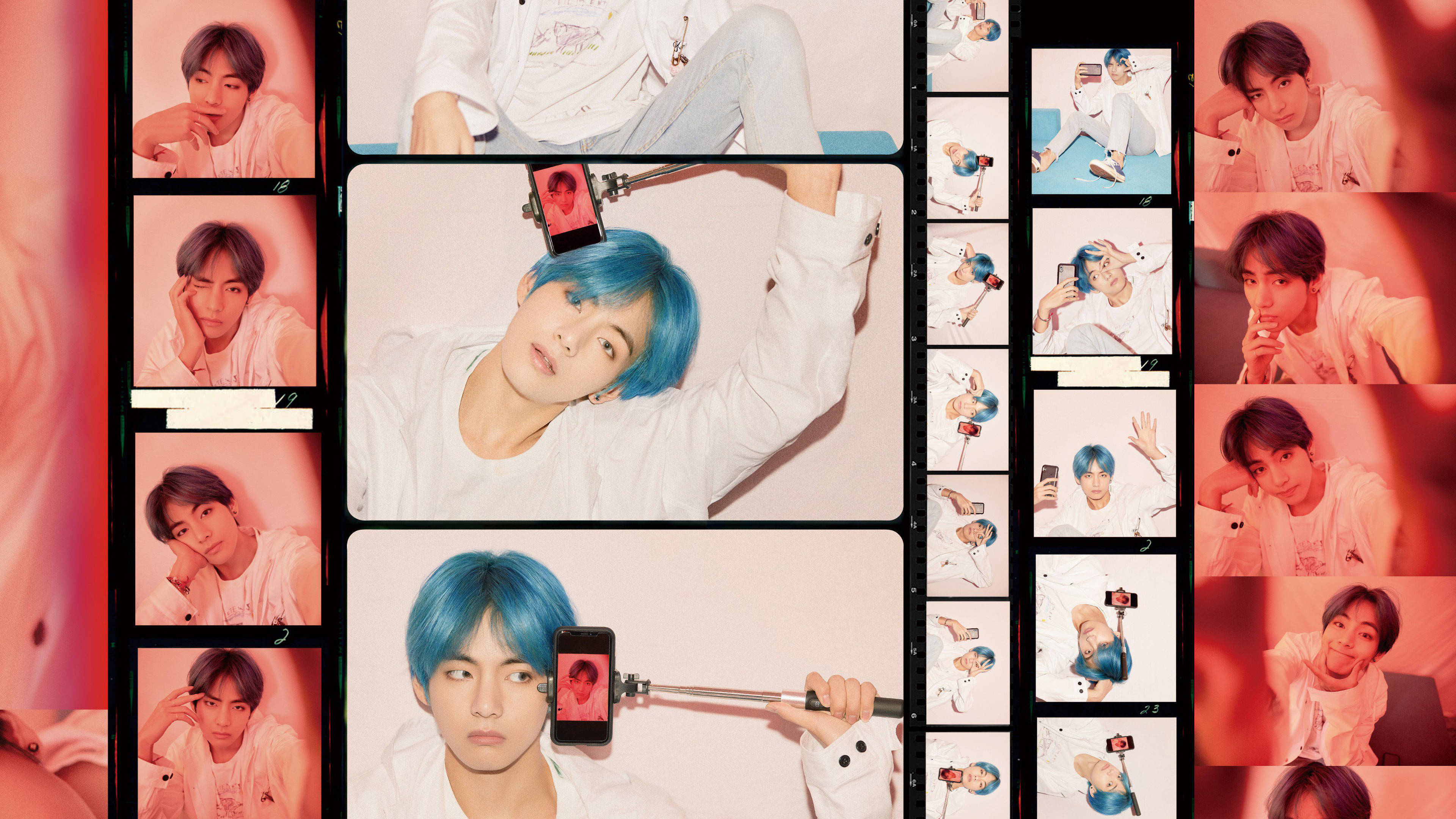 Taehyung MOTS Persona 電影膠片風格 壁紙 — 一張拼貼照片，展示一位藍髮年輕男子在粉紅色背景前用自拍棒擺姿勢。