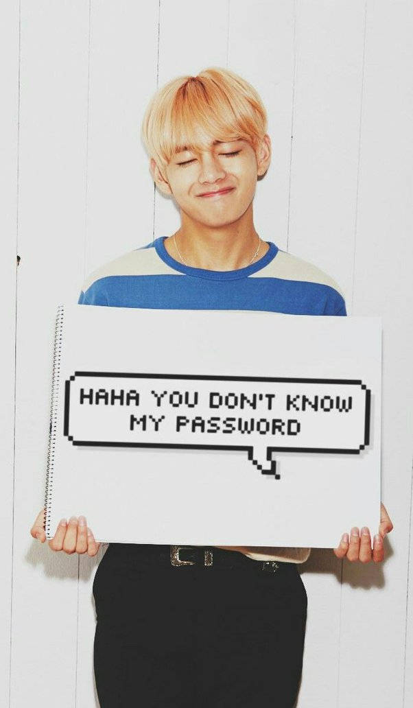 年輕男子手持像素化標語牌，上面寫著「HAHA YOU DON'T KNOW MY PASSWORD」