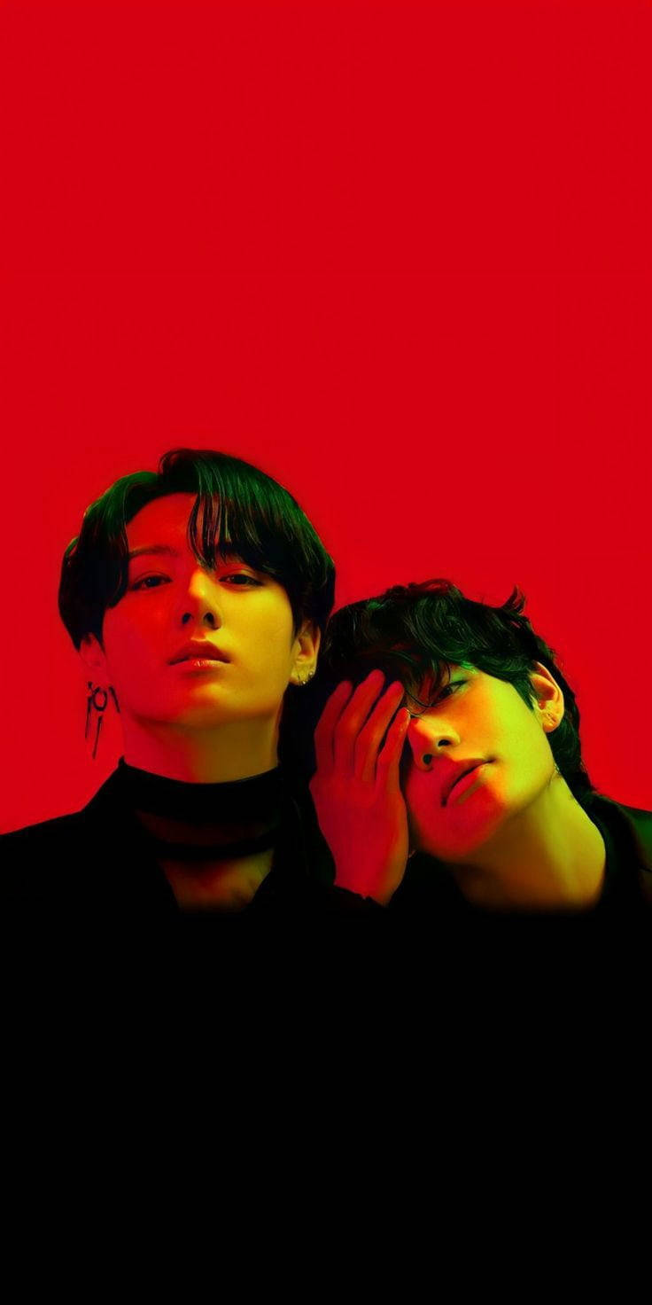 Taekook BTS 紅色 壁紙 — 兩個穿黑色衣服的男人在鮮紅色背景前，帶有戲劇性的燈光和強烈的表情。