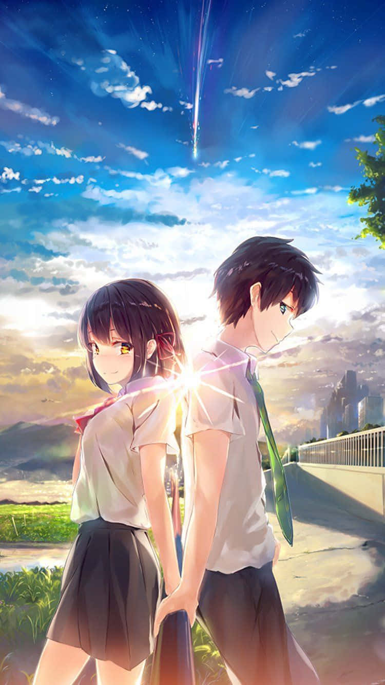 《你的名字。》Taki 與 Mitsuha 情侶壁紙 壁紙 — 兩個穿著校服的動漫青少年在流星劃過的鮮豔天空下背對背站立。