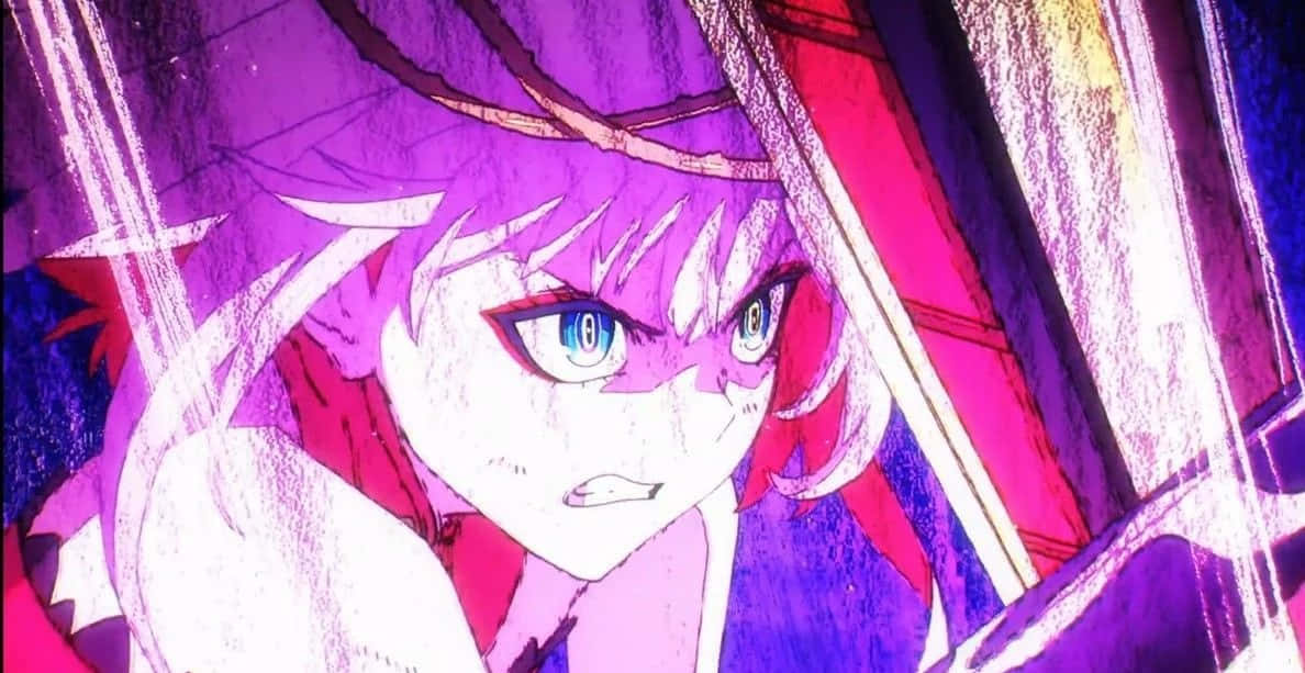 紫髮藍眼的動漫女孩透過彩繪玻璃凝視著。