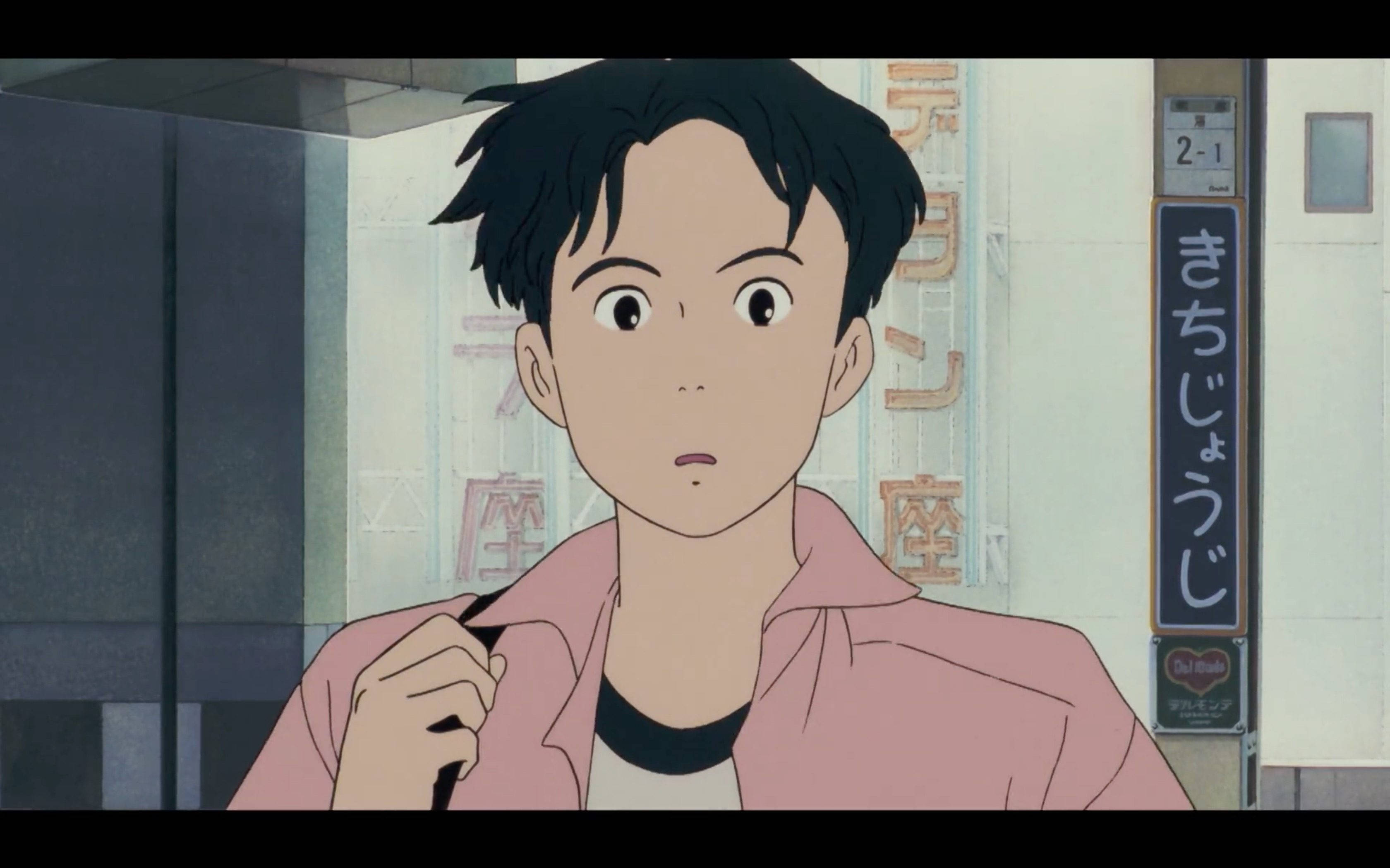 海洋之波 Taku Morisaki 壁紙 — 一個穿著粉紅色襯衫的年輕動漫男孩，在雨中的東京街道上，周圍有發光的霓虹燈招牌，顯得驚訝。