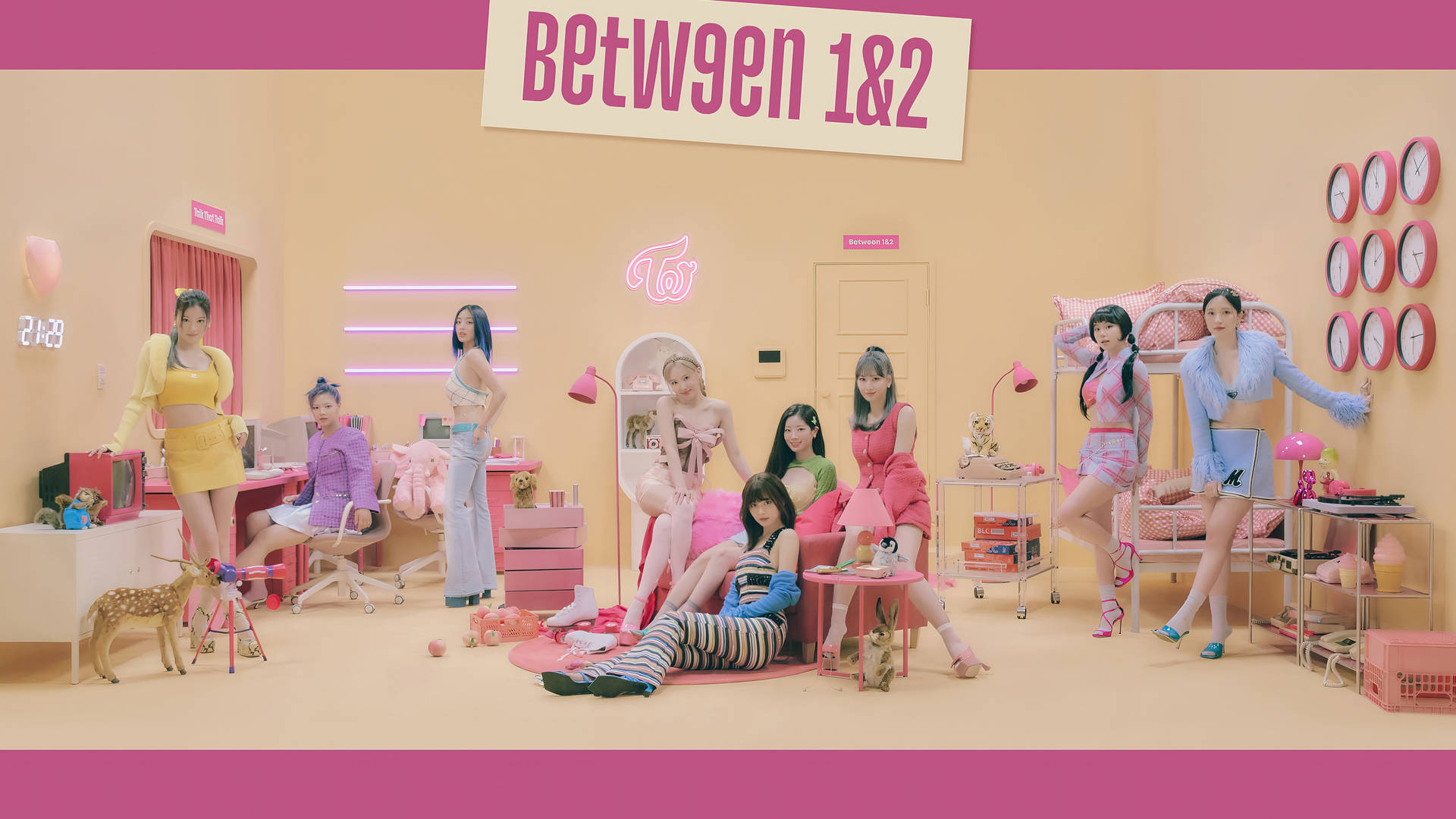 Talk That Talk 單曲海報 TWICE 4K 壁紙 — 七位身穿色彩繽紛服裝的女性在一個充滿時鐘和家具的粉彩粉紅和黃色房間中俏皮地擺姿勢。