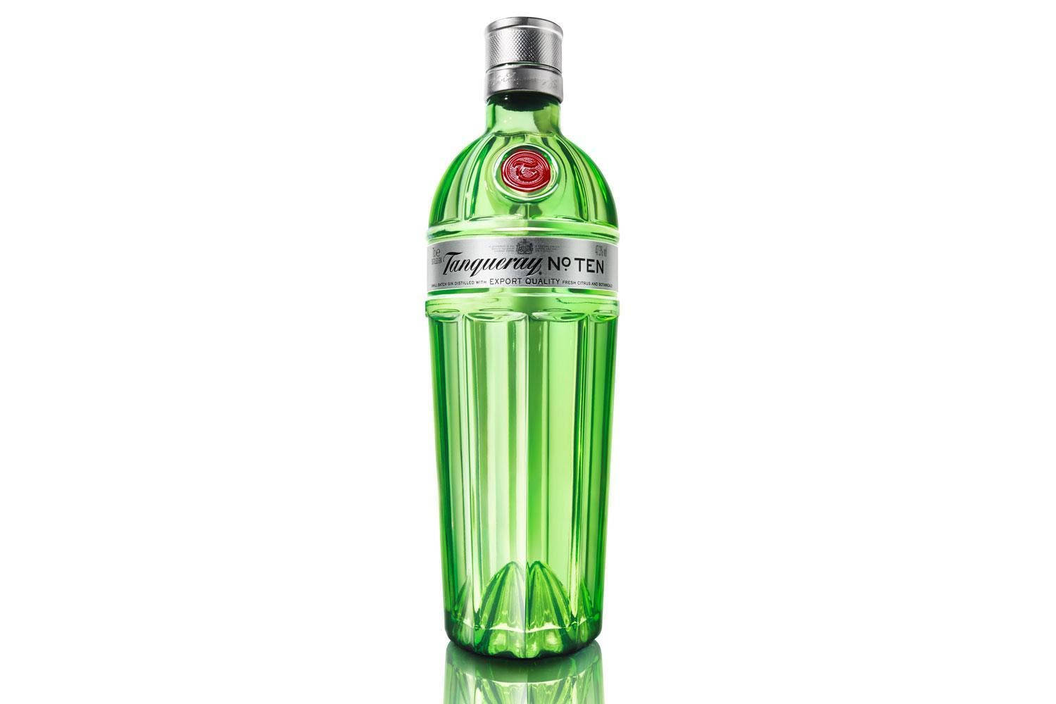 Tanqueray No. Ten金酒白色背景 壁紙 — 一瓶充滿活力的綠色Tanqueray No Ten氈酒瓶，置於純白背景中央，帶有輕微倒影。