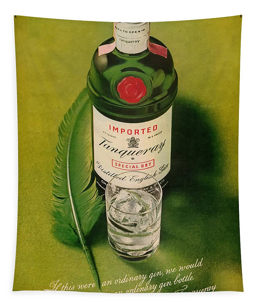 Tanqueray金酒1972年廣告織錦樣品 壁紙 — Tanqueray 氈酒瓶配冰杯和綠色羽毛，置於有紋理的橄欖綠色背景上的復古廣告。