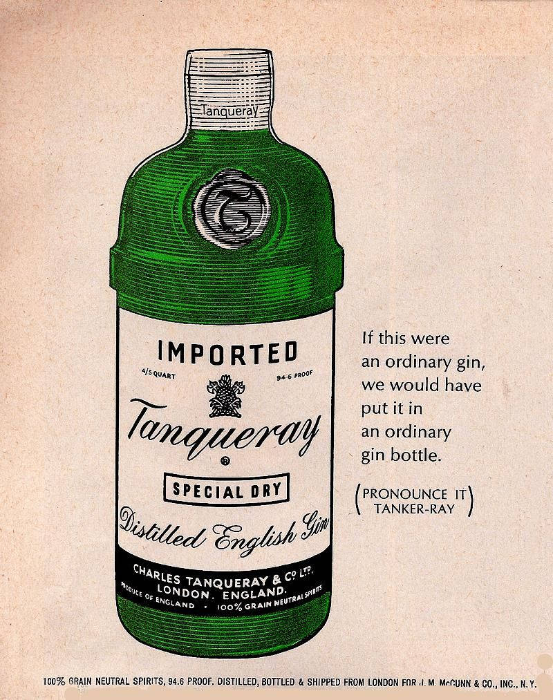 Tanqueray金酒經典廣告海報 壁紙 — 1950年代復古廣告插圖，描繪綠色Tanqueray氈酒瓶，搭配粗體字型和幽默標語，印在舊化紙張上。