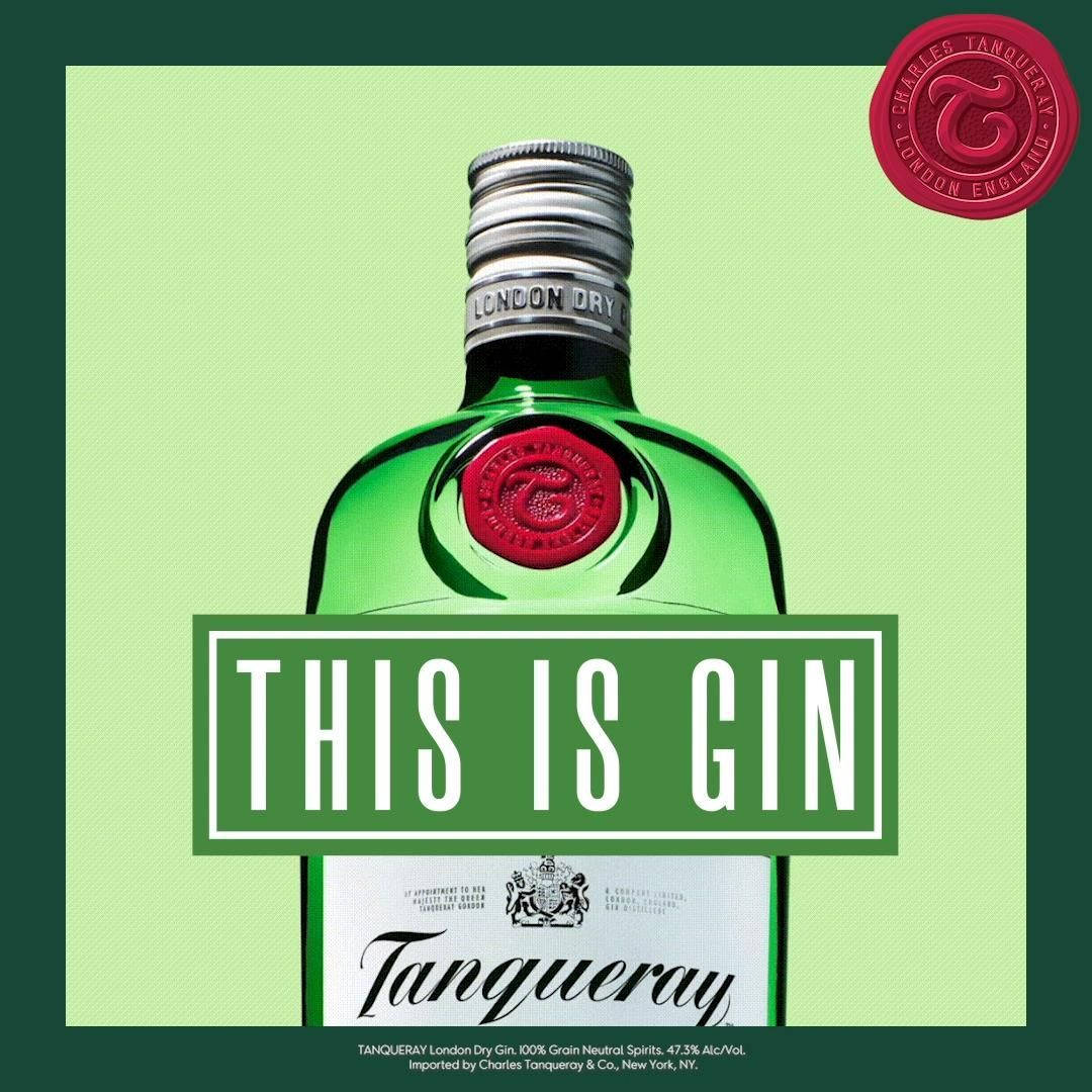 Tanqueray金酒綠色背景截圖 壁紙 — 一個大膽的圖形，一個綠色Tanqueray氈酒瓶居中於淺綠色背景上，帶有紅色封條和白色文字宣示'THIS IS GIN'。
