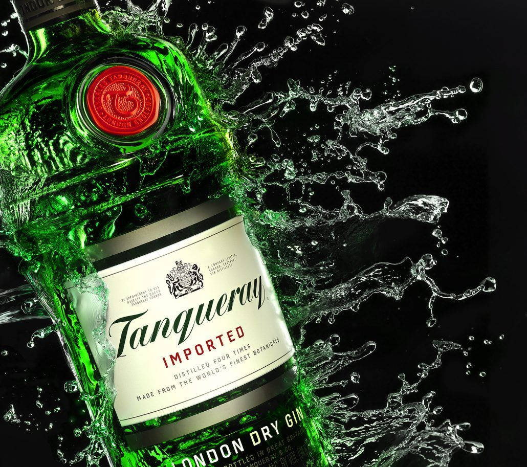 Tanqueray金酒藝術攝影 壁紙 — 一個充滿活力的綠色Tanqueray氈酒瓶在純黑背景下爆發出動態的水花。