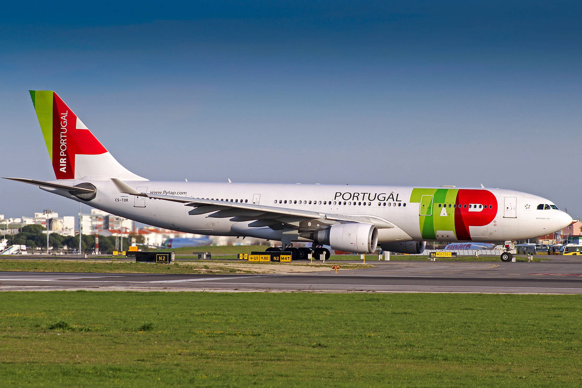 Air Portugal飛機在機場停機坪上，帶有綠色、紅色和白色塗裝