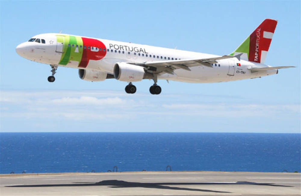 TAP葡萄牙航空飛機在機場海洋上空起飛