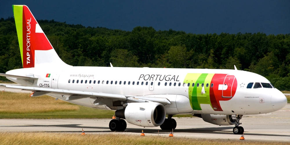 TAP Portugal飛機在跑道上，背景為森林