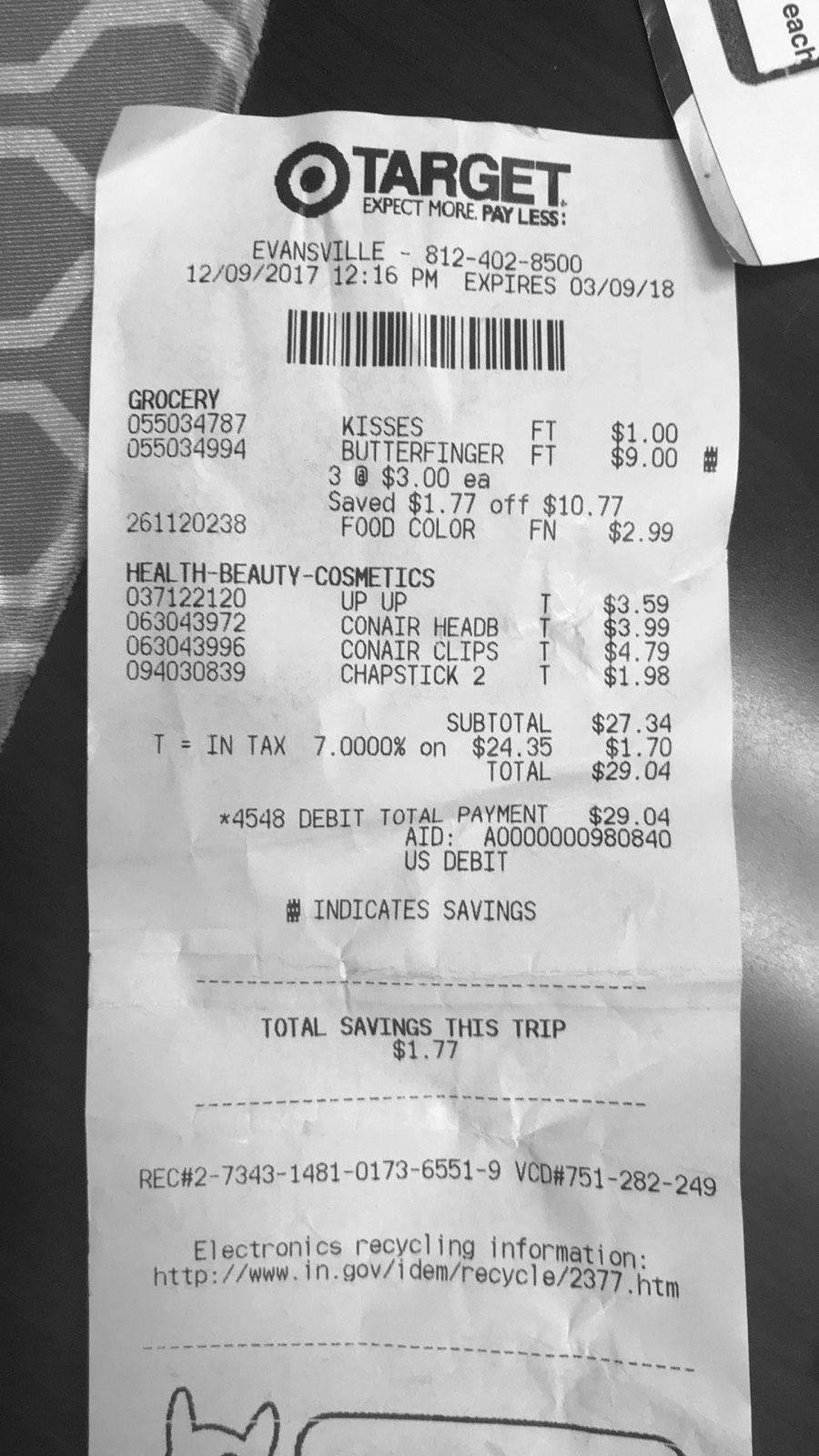 Target收據 壁紙 — Target雜貨收據的特寫，列出Butterfinger和Conair髮夾等物品，總付款為29.04美元。