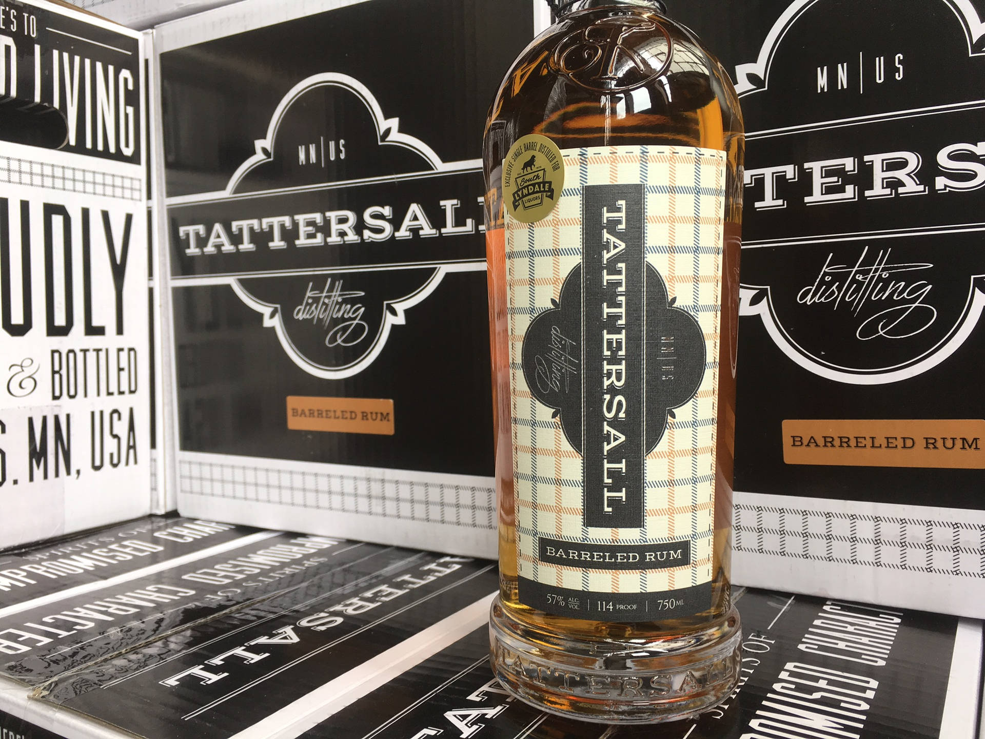 Tattersall桶陳蘭姆酒瓶，置於黑白設計的品牌包裝上。