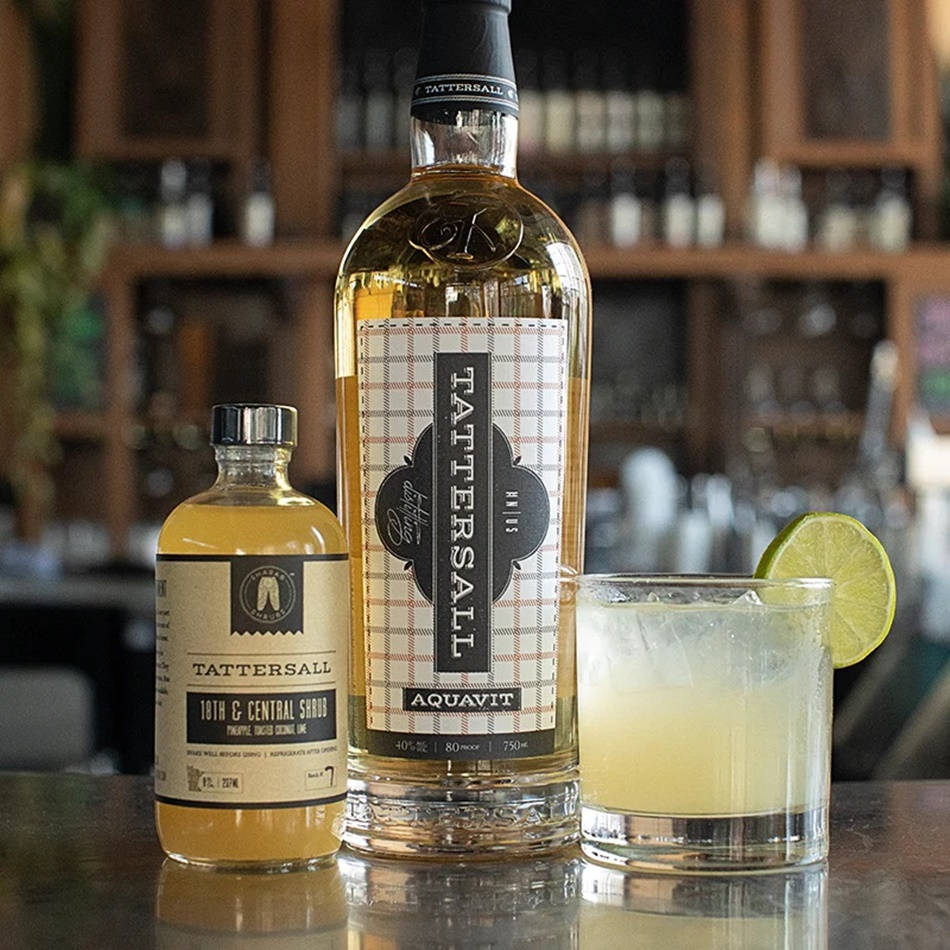 Tattersall Aquavit酒瓶和吧檯上的青檸雞尾酒