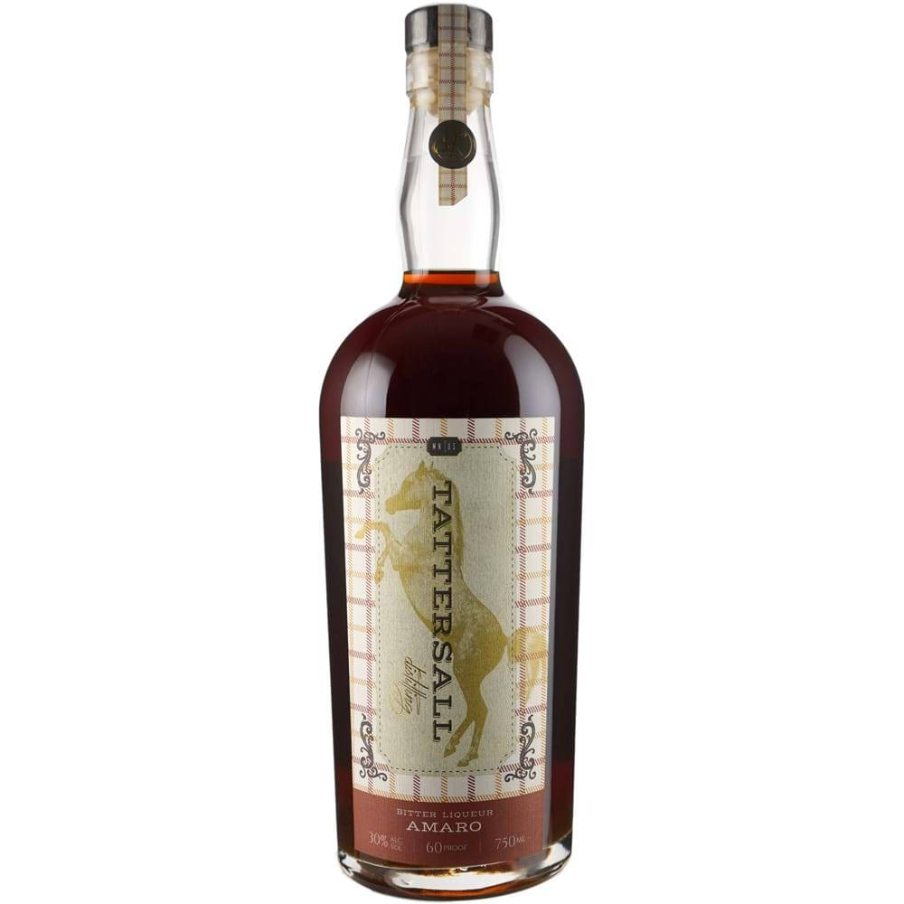 Tattersall Distilling 工藝蔓越莓利口酒 壁紙 — 一個透明玻璃瓶裝的Tattersall苦味利口酒amaro，帶有金色馬標籤和格子設計，背景為白色。
