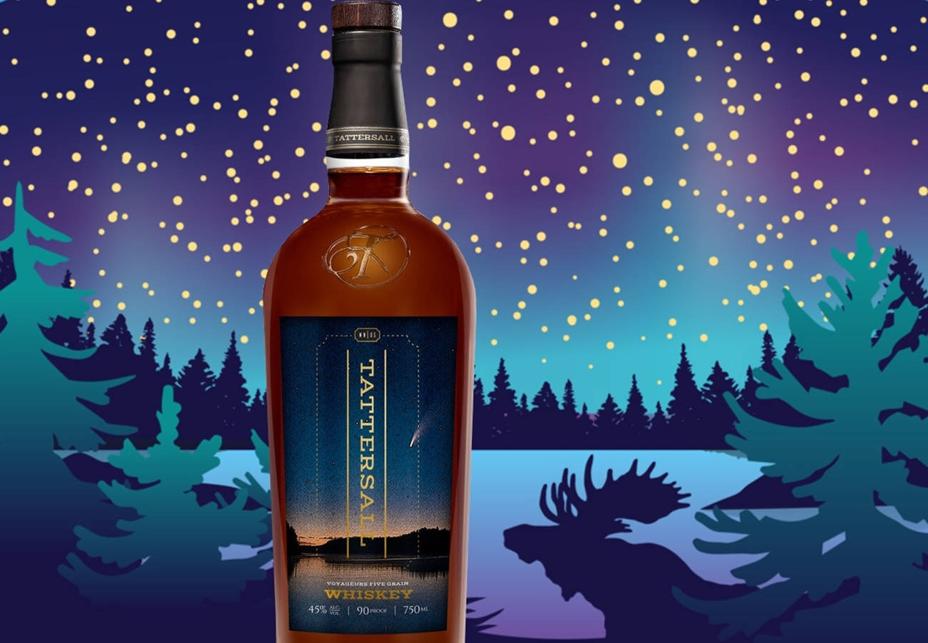 Tattersall 威士忌酒瓶，在星空下帶有森林駝鹿剪影。