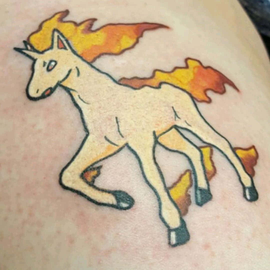 Rapidash 桌布 壁紙 — 一個奶油色小馬的紋身，帶有火橙色和黃色的鬃毛和尾巴，在皮膚上奔跑。