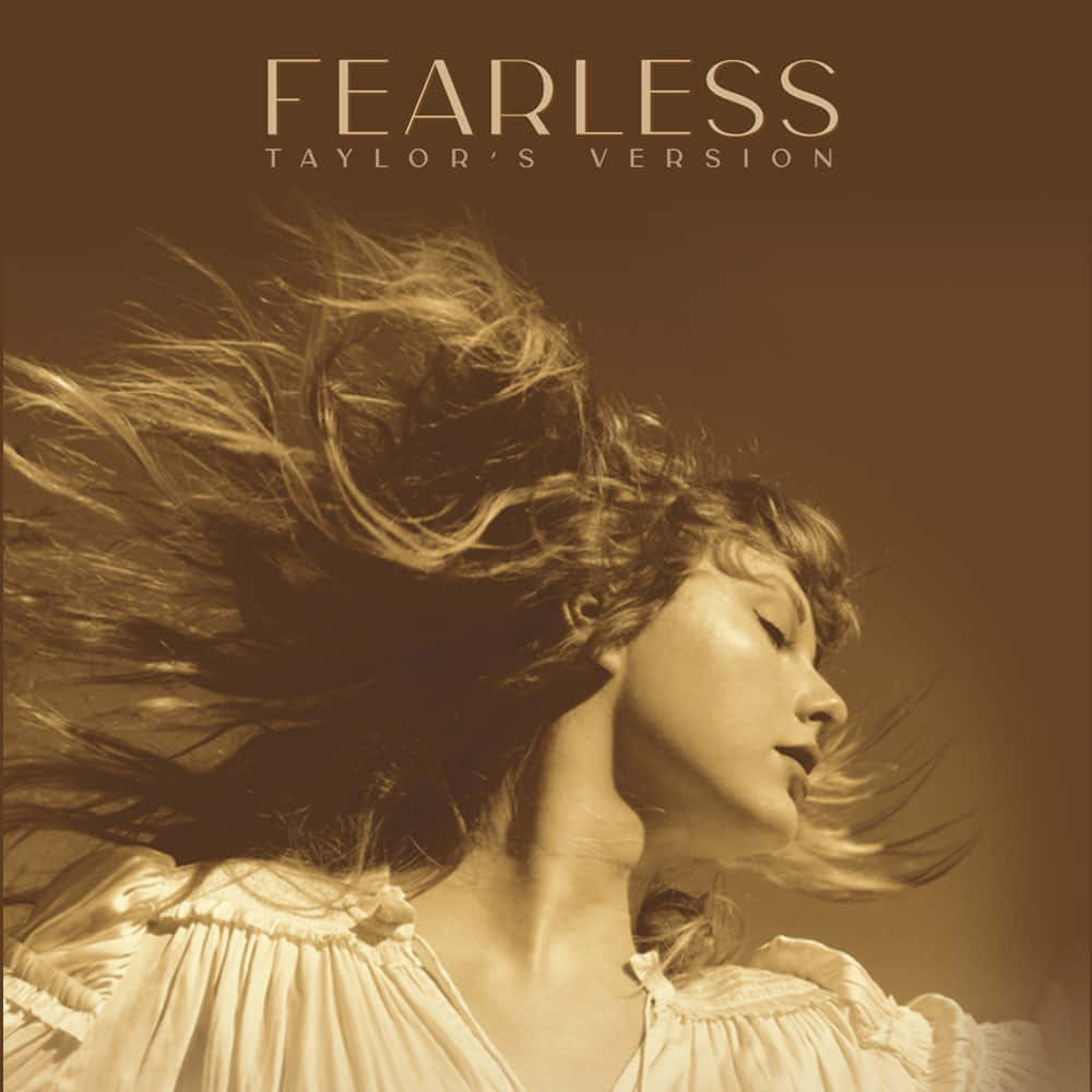 Taylor Swift - Fearless T恤 壁紙 — 一位擁有飄逸長髮的女性，在復古棕褐色調的肖像中，於溫暖漸變背景前散發出寧靜自信。