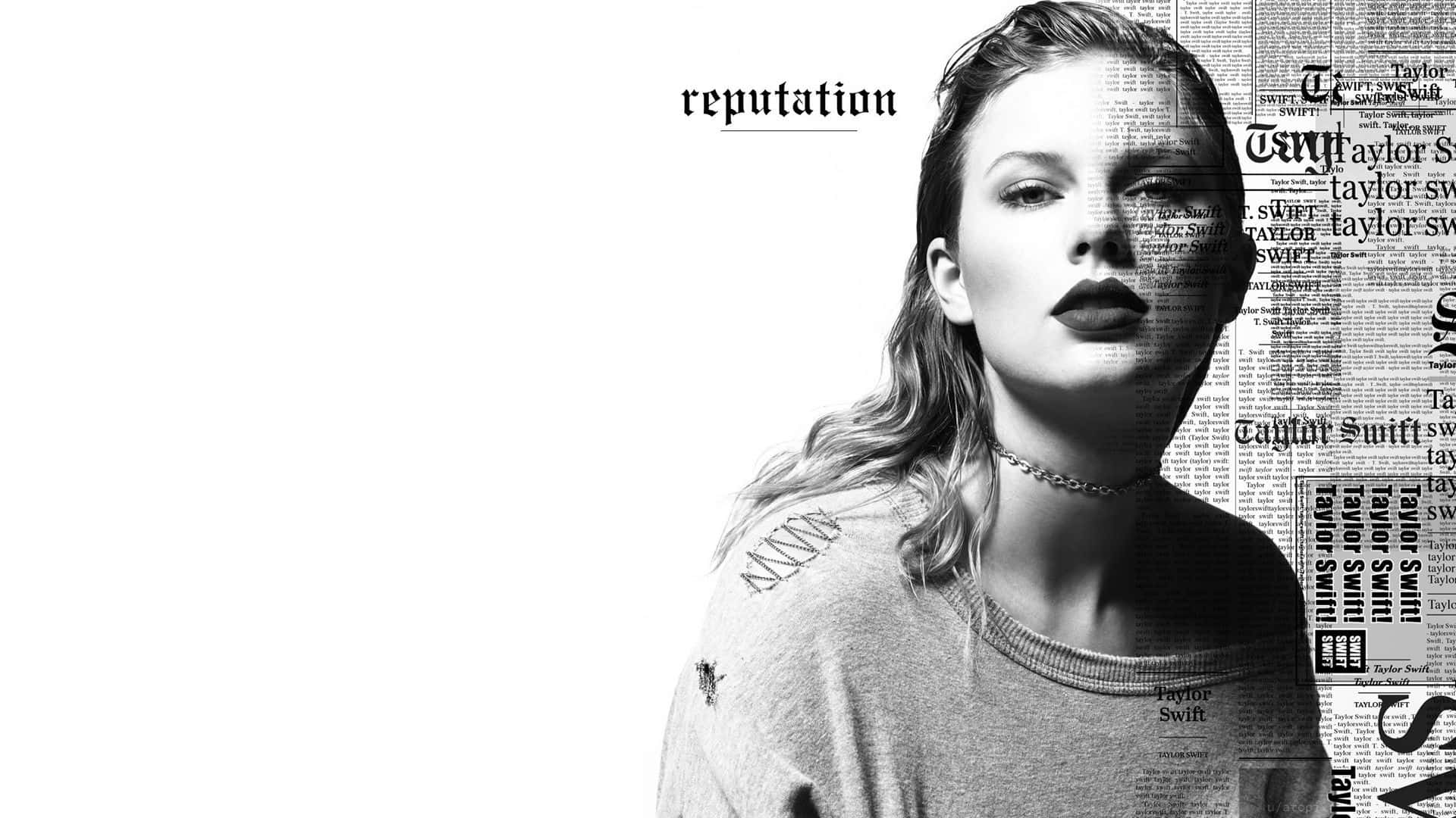 Taylor Swift 桌布 壁紙 — Taylor Swift 喺一幅黑白肖像中，佢嘅名嘅報紙剪報喺佢周圍旋轉，佢凝視住鏡頭。