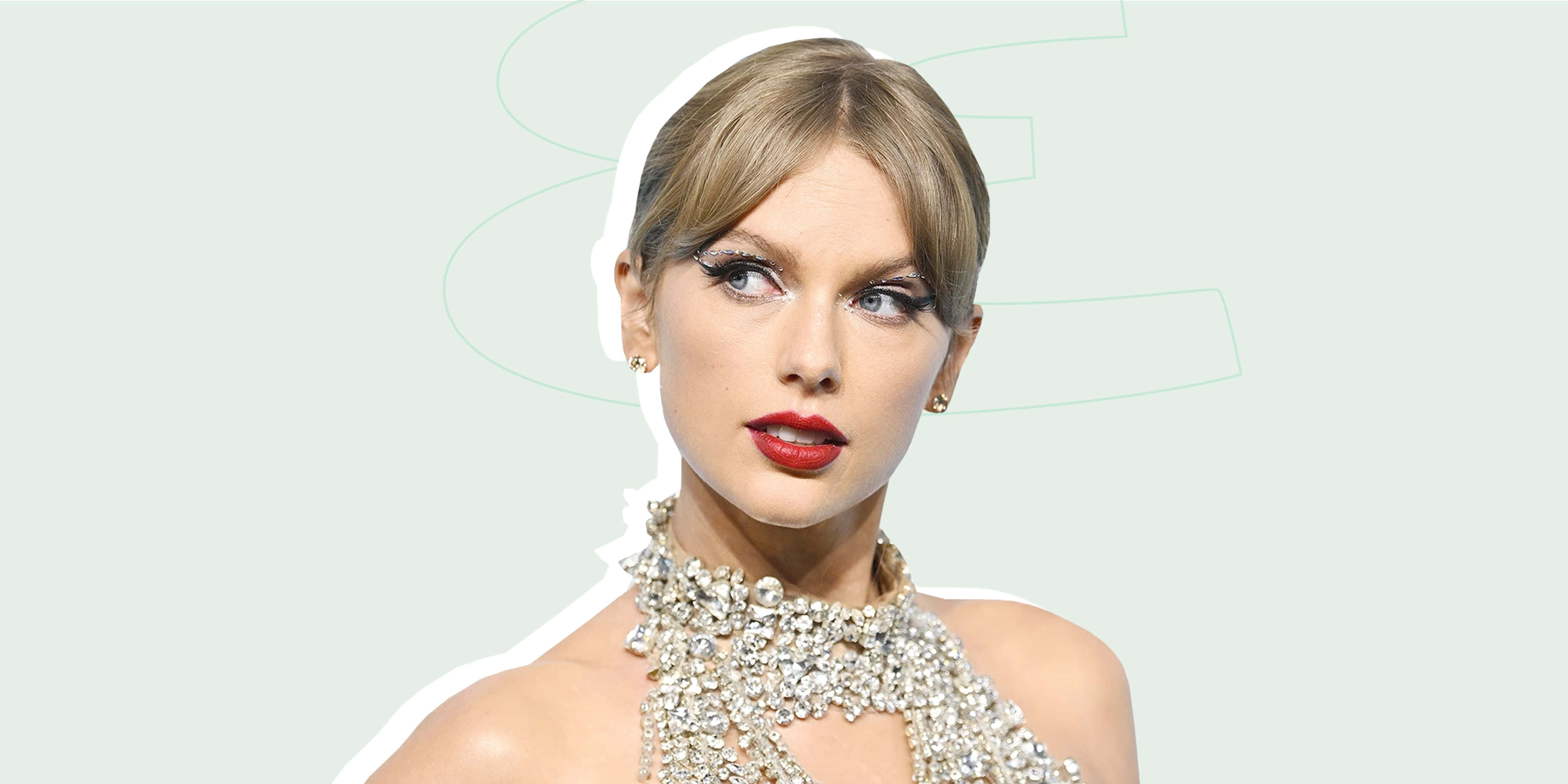 Taylor Swift 桌布 壁紙 — Taylor Swift 喺柔和薄荷色背景前，穿著華麗嘅鑲鑽掛頸上衣向上望。