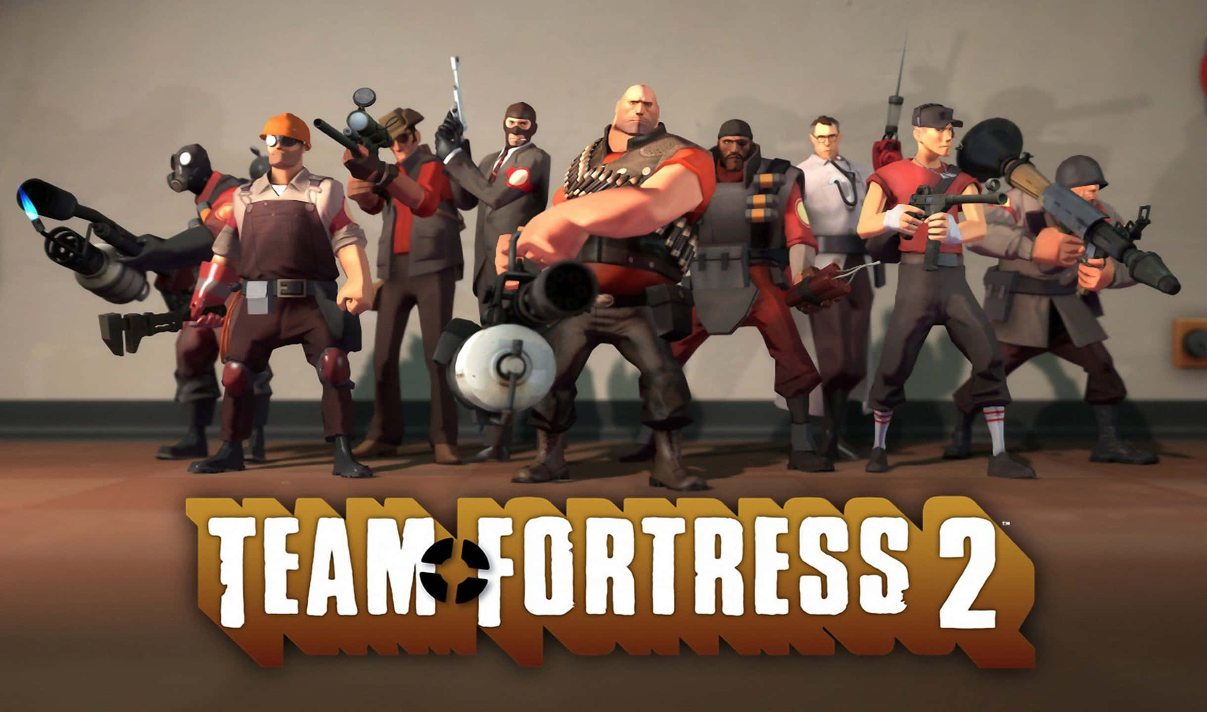 「Team Fortress 2 - 高解析度壁紙」 壁紙 — 一群風格化的卡通士兵穿著戰鬥裝備，在溫暖燈光下對著素牆擺姿勢，手持武器。