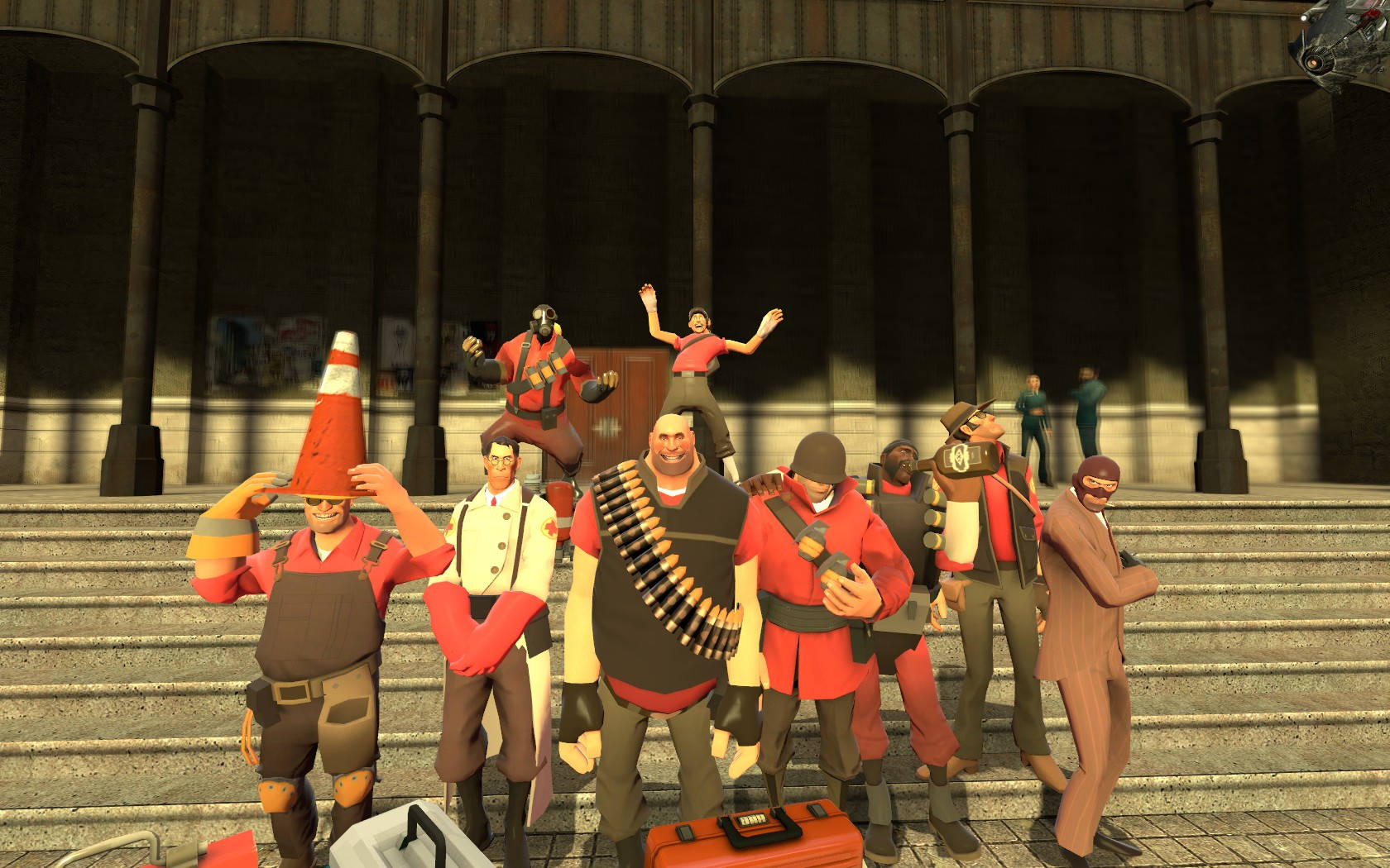 Team Fortress 2 角色靜態畫 壁紙 — 一群卡通風格遊戲角色穿著紅色服裝，在拱形柱子的宏偉建築前的石階上擺姿勢。