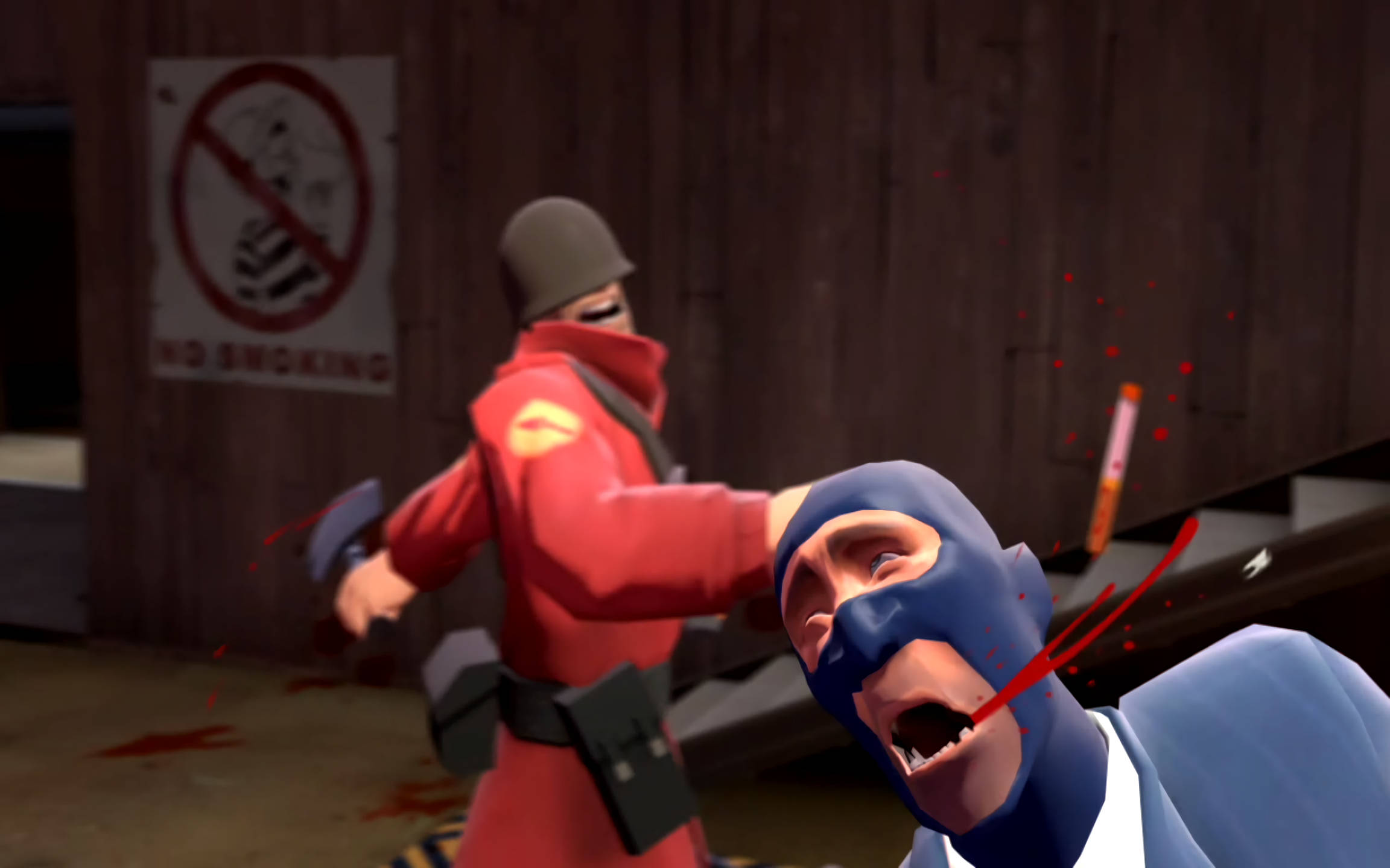 Team Fortress 2 士兵與特工 壁紙 — 一個身穿紅色衣服、戴著頭盔的角色在暴力遊戲場景中攻擊一個戴著藍色面具的人物，伴有血跡和禁止吸煙標誌。