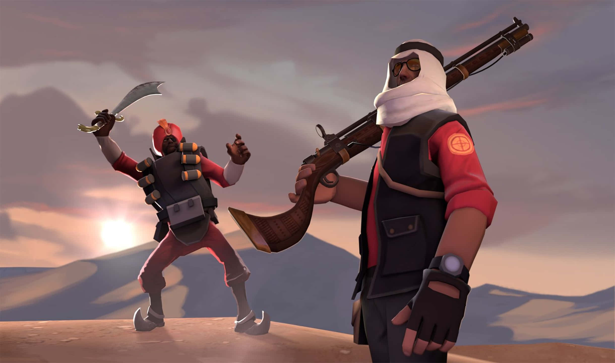 Team Fortress 2 炸彈兵與狙擊手背景 壁紙 — 兩個動畫沙漠戰士在日落照耀的峽谷中戲劇性地擺姿勢，一個揮舞著彎曲的刀刃，另一個拿著步槍和號角。