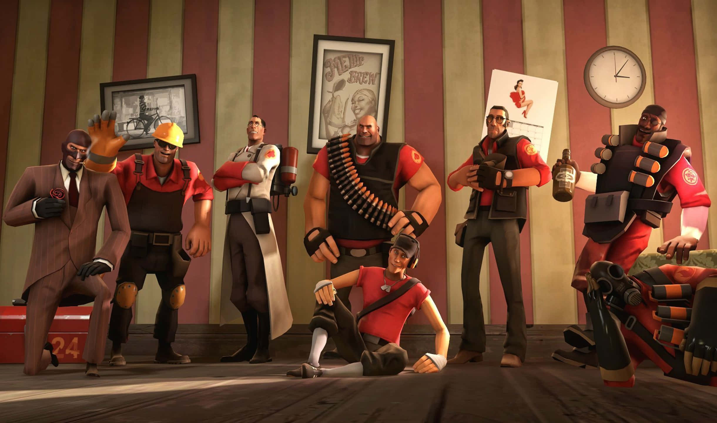 Team Fortress 2 遊戲角色站立背景 壁紙 — 七個風格化的動畫角色穿著紅色和黑色制服，在一個有條紋牆壁、復古海報和時鐘的房間裡自信地擺姿勢。