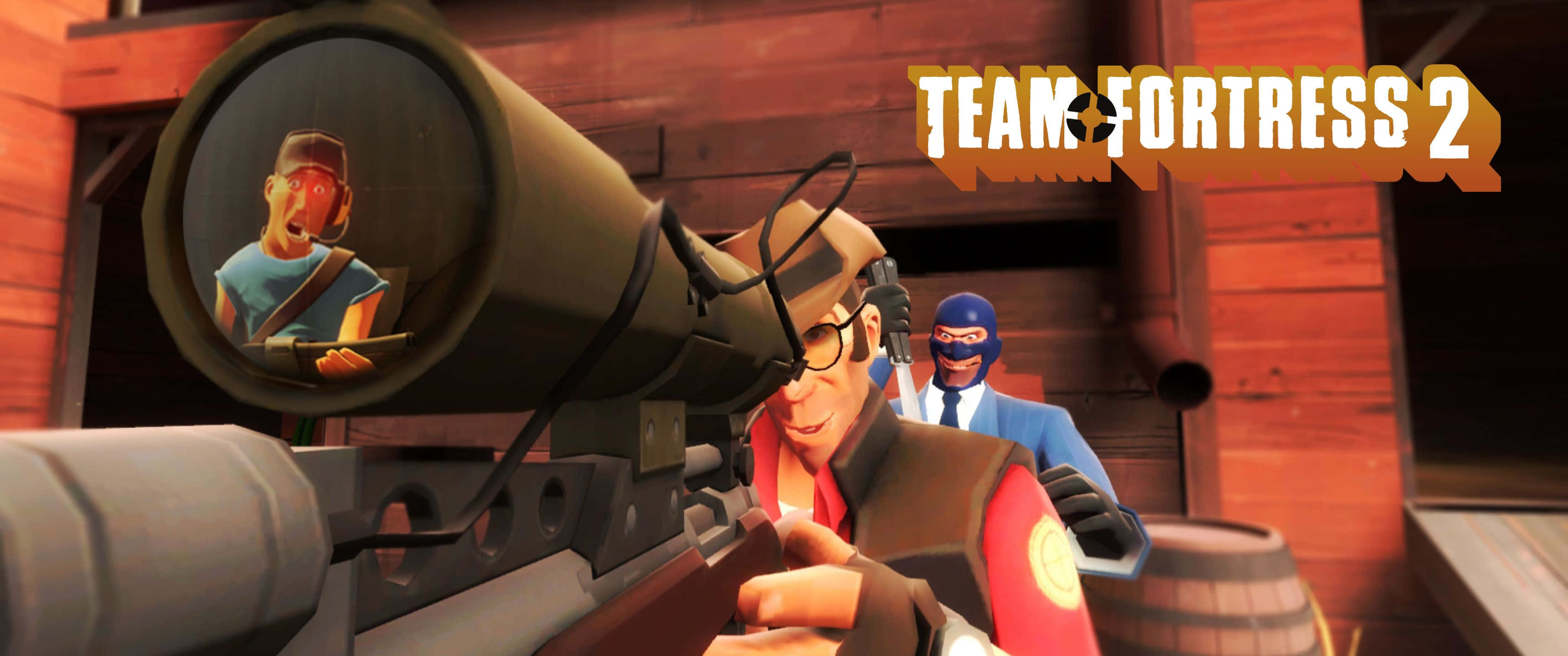 Team Fortress 2：高解析度 3440x1440p 壁紙 — 一名身穿紅色背心的狙擊手，在木製穀倉中透過瞄準鏡瞄準一名驚訝的敵人。