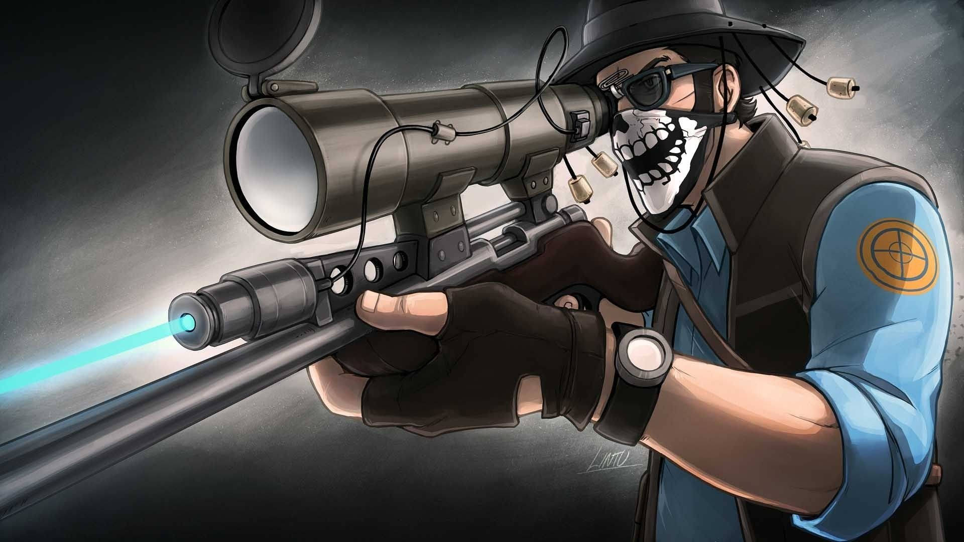 Team Fortress 2 狙擊手專注凝視 壁紙 — 一名戴著軟呢帽的蒙面狙擊手，在黑暗粗糙的背景下，用帶有發光藍色激光瞄準器的步槍瞄準。