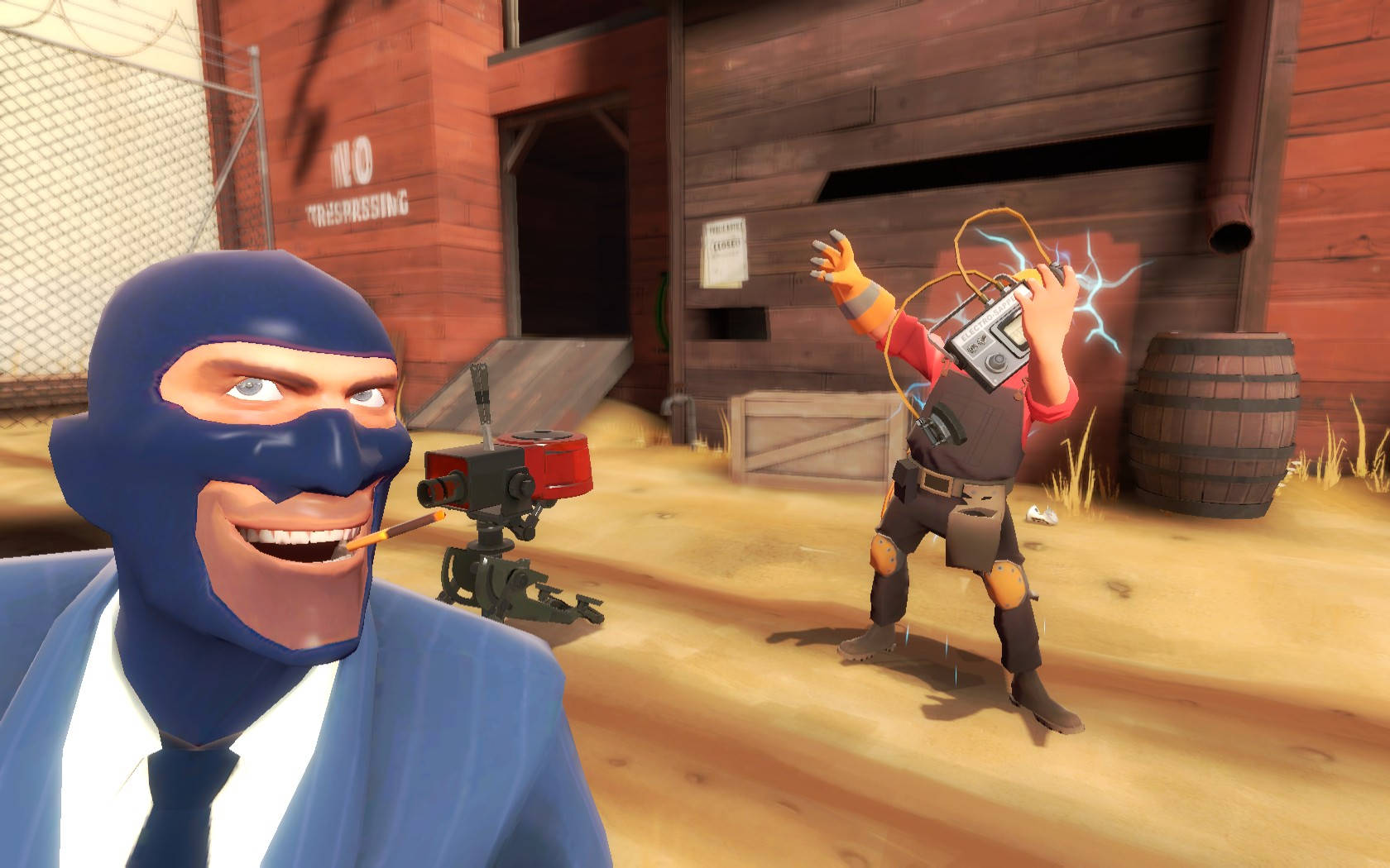 Team Fortress 2 特工與工程師 壁紙 — 一個戴面具的竊賊穿著藍色西裝，叼著煙冷笑，而另一個角色在灰塵滿布的倉庫中被裝置電擊。
