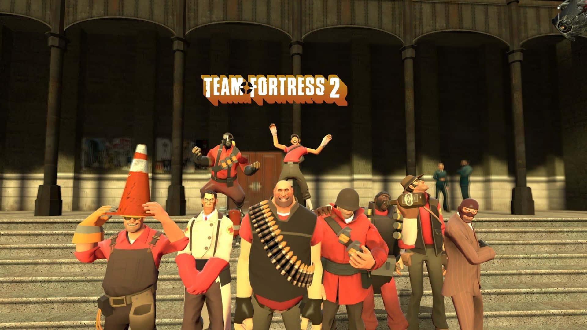 《Team Fortress 2》角色喺建築物前嘅石級上擺甫士。