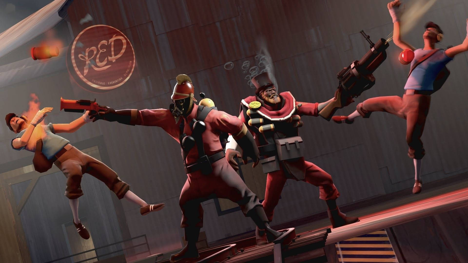 Team Fortress 2 火槍手與爆破手的精彩對決 壁紙 — 紅色團隊特工在煙霧和槍火交織的混亂槍戰中，身處粗糙的工業環境。