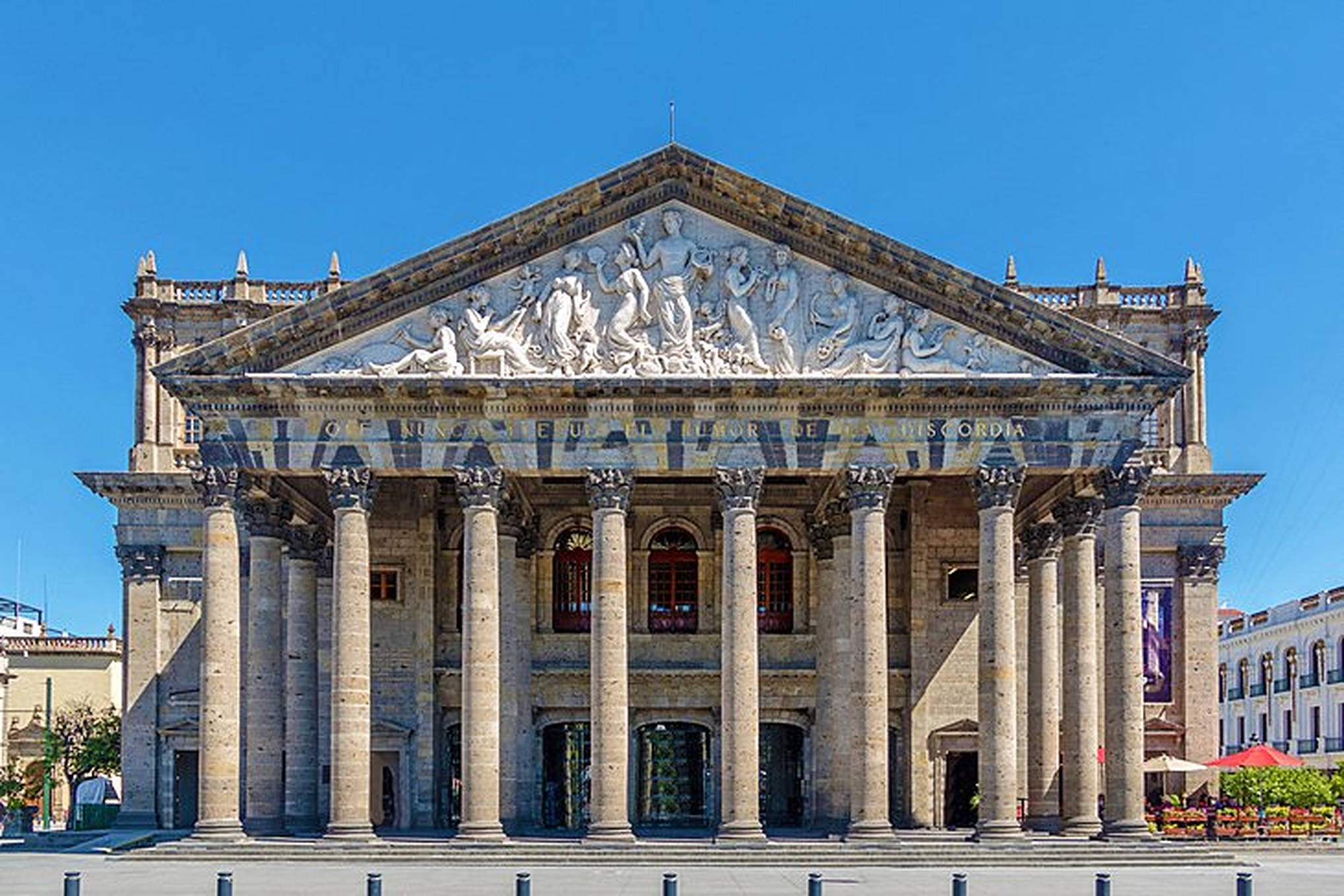 瓜達拉哈拉Teatro Degollado 壁紙 — 在晴朗藍天下，擁有石柱和精細飾帶的宏偉新古典主義劇院。