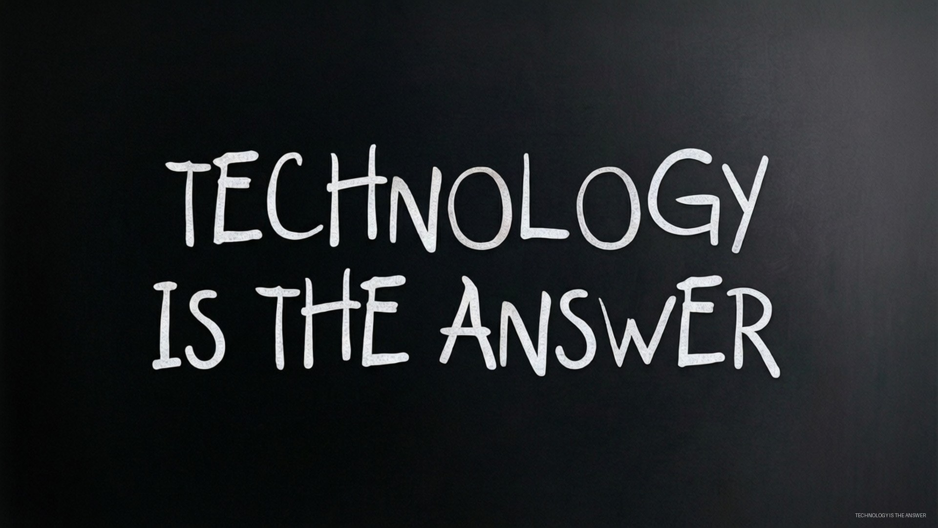 黑板上粗體白色粉筆字寫著「technology is the answer」