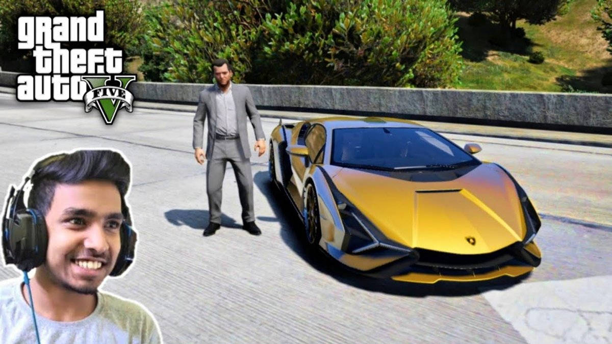 Techno Gamerz 遊玩《GTA V》 壁紙 — 一位戴著耳機微笑的遊戲玩家疊加了一個GTA V場景，其中一名男子站在陽光明媚的道路上，旁邊是一輛金色林寶堅尼。