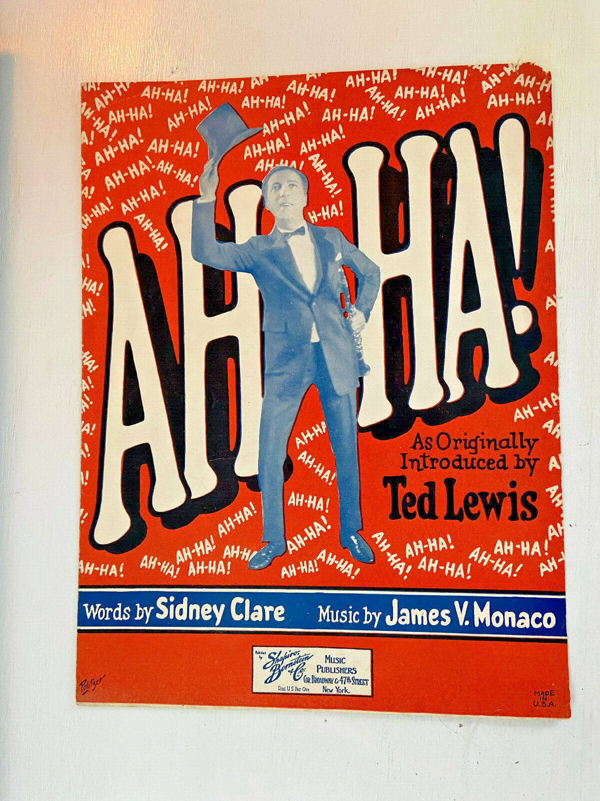 Ted Lewis 的《Ah-Ha!》1920 年代復古樂譜封面，一名穿藍色西裝的男子脫帽致意。