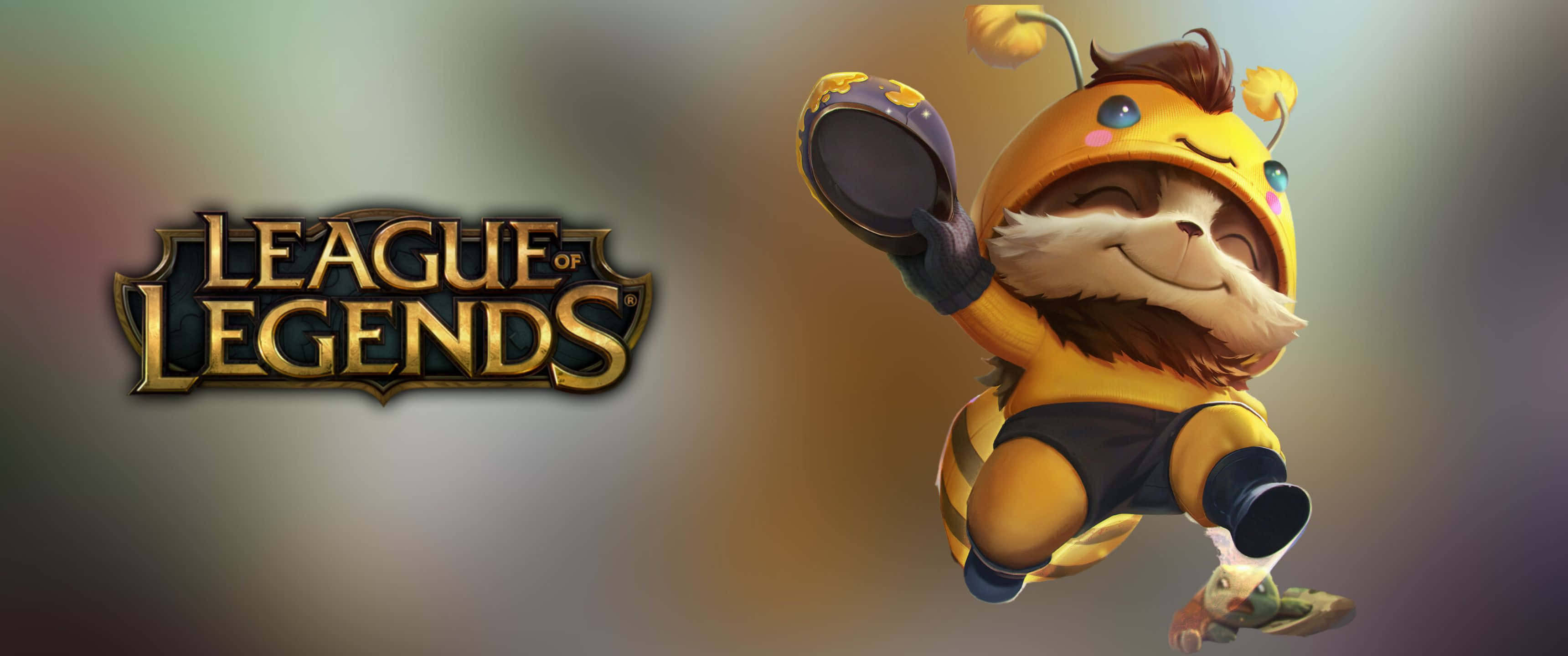 《英雄聯盟》「Teemo」Beemo 皮膚 3440x1440p 背景 壁紙 — 一個穿著黃黑服裝的歡樂卡通蜜蜂角色在《英雄聯盟》標誌旁邊歡快地跳躍。