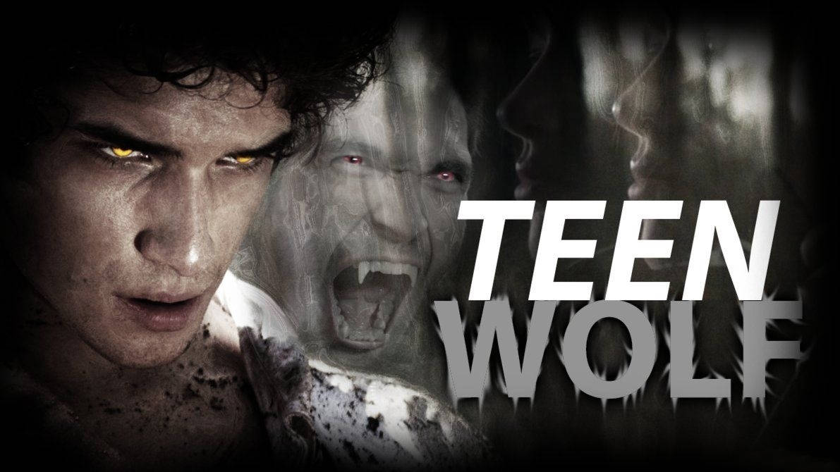 《Teen Wolf》變身中的斯科特·麥克 壁紙 — 一個年輕男子擁有發光的黃色眼睛，在黑暗粗糙的宣傳海報中，一隻幽靈般的狼人正在他身後咆哮，他凝視著。