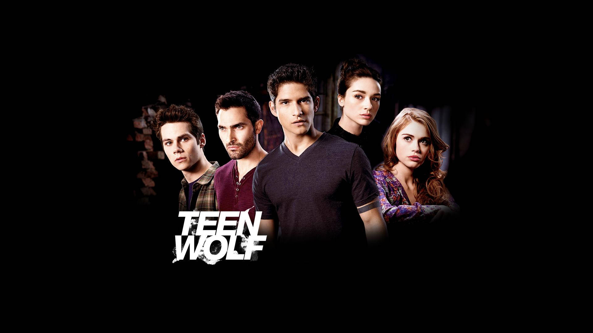五位來自《Teen Wolf》的年輕演員在黑暗背景下嚴肅地擺姿勢。