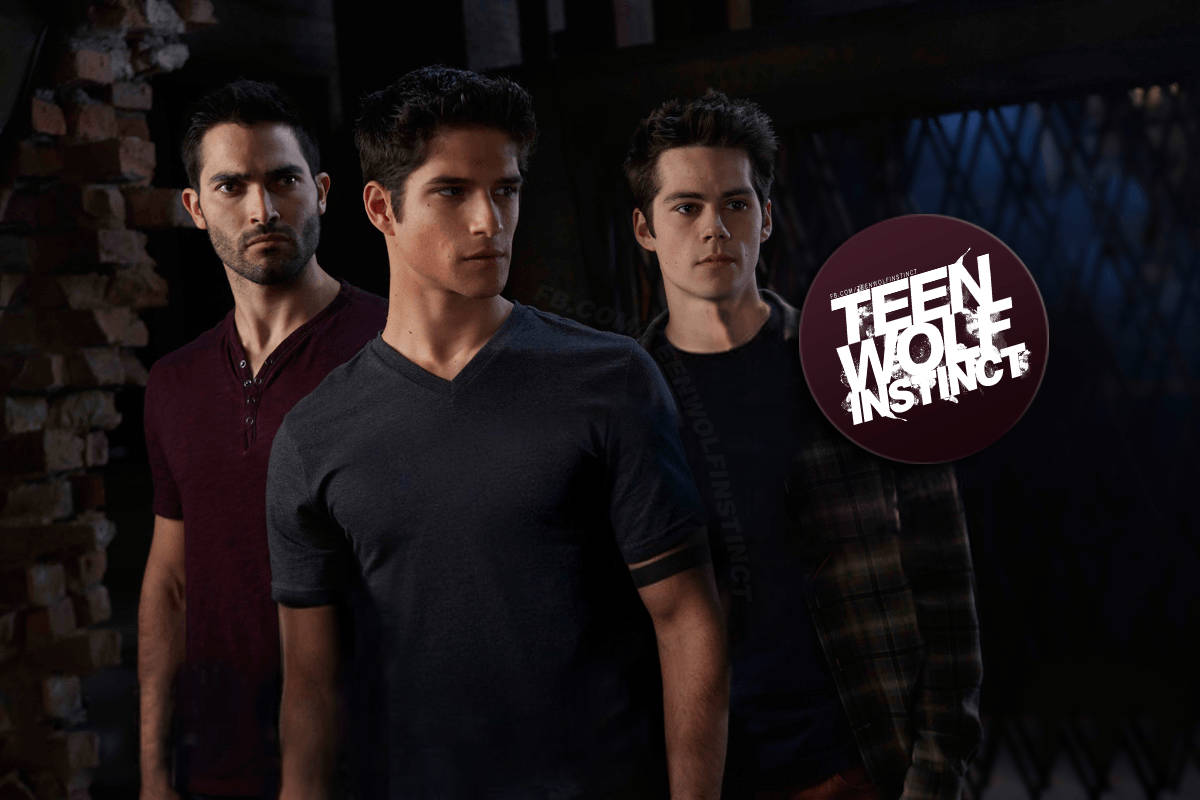 三位來自 Teen Wolf Instinct 的男演員站在黑暗的磚房內。