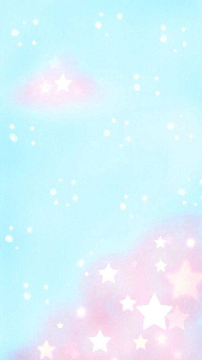 粉彩天空有星星同粉紅雲朵喺暮色中柔和發光。