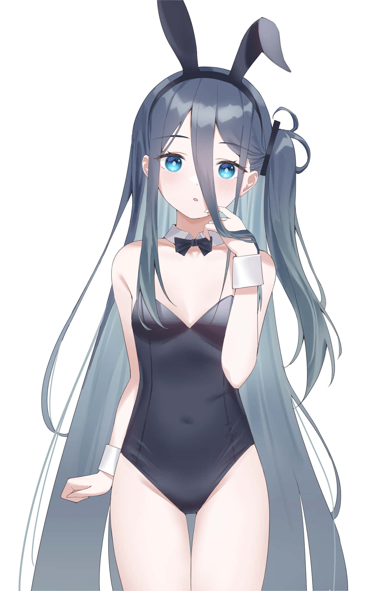 灰髮兔耳動漫少女穿著黑色連體衣。