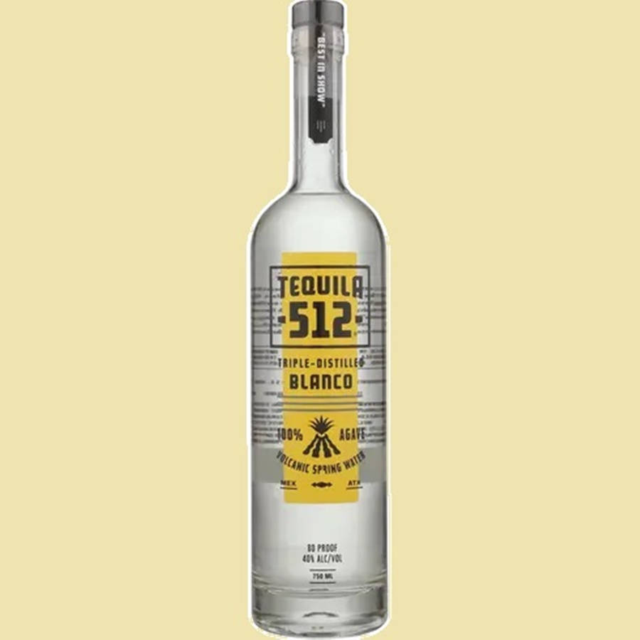 Tequila 512 Blanco 瓶身搭配柔和背景 壁紙 — 一個透明玻璃瓶的Tequila 512 Blanco，居中放置在純淺黃色背景上。