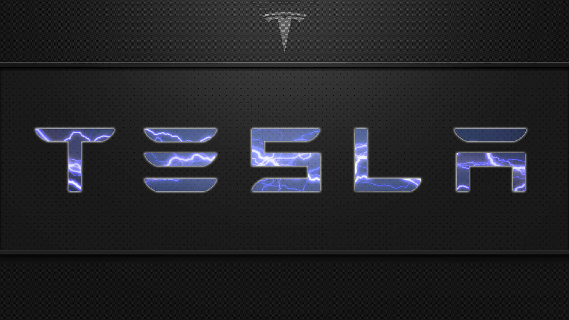 tesla 桌布 壁紙 — Tesla 標誌，帶有電光藍色閃電穿過金屬字母，在深色穿孔背景上發光。