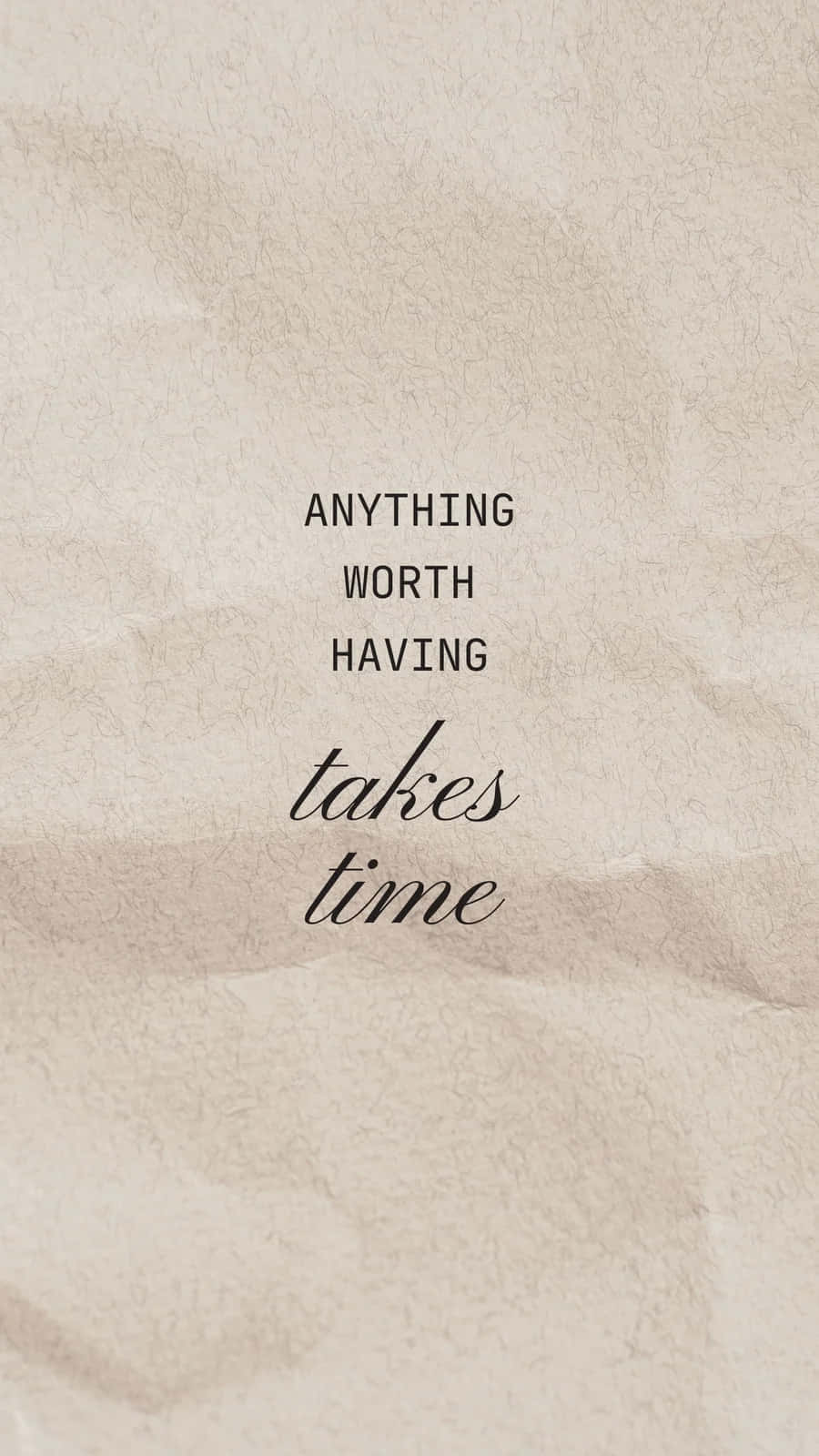 Inspirational Quotes Aesthetic 桌布 壁紙 — 任何值得擁有的東西都需要時間的文字引言以黑色印在帶紋理的米色皺紙上。